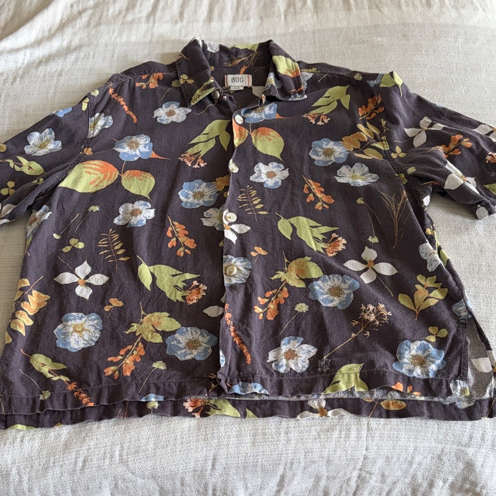 Sz lg BDG Black Floral Short-Sleeve Button-Up Shirt